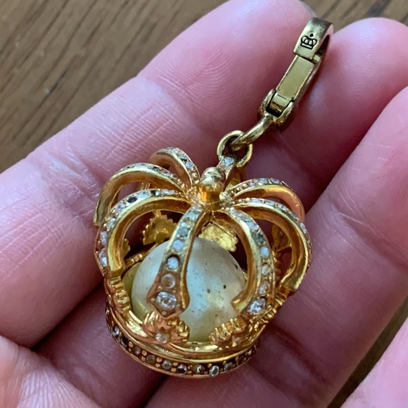 AUTHENTIC JUICY COUTURE RARE CROWN PEARL DOME CHARM BRACELET - Picture 3 of 12